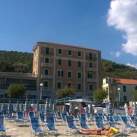 Hotel Monique Noli Buitenkant foto