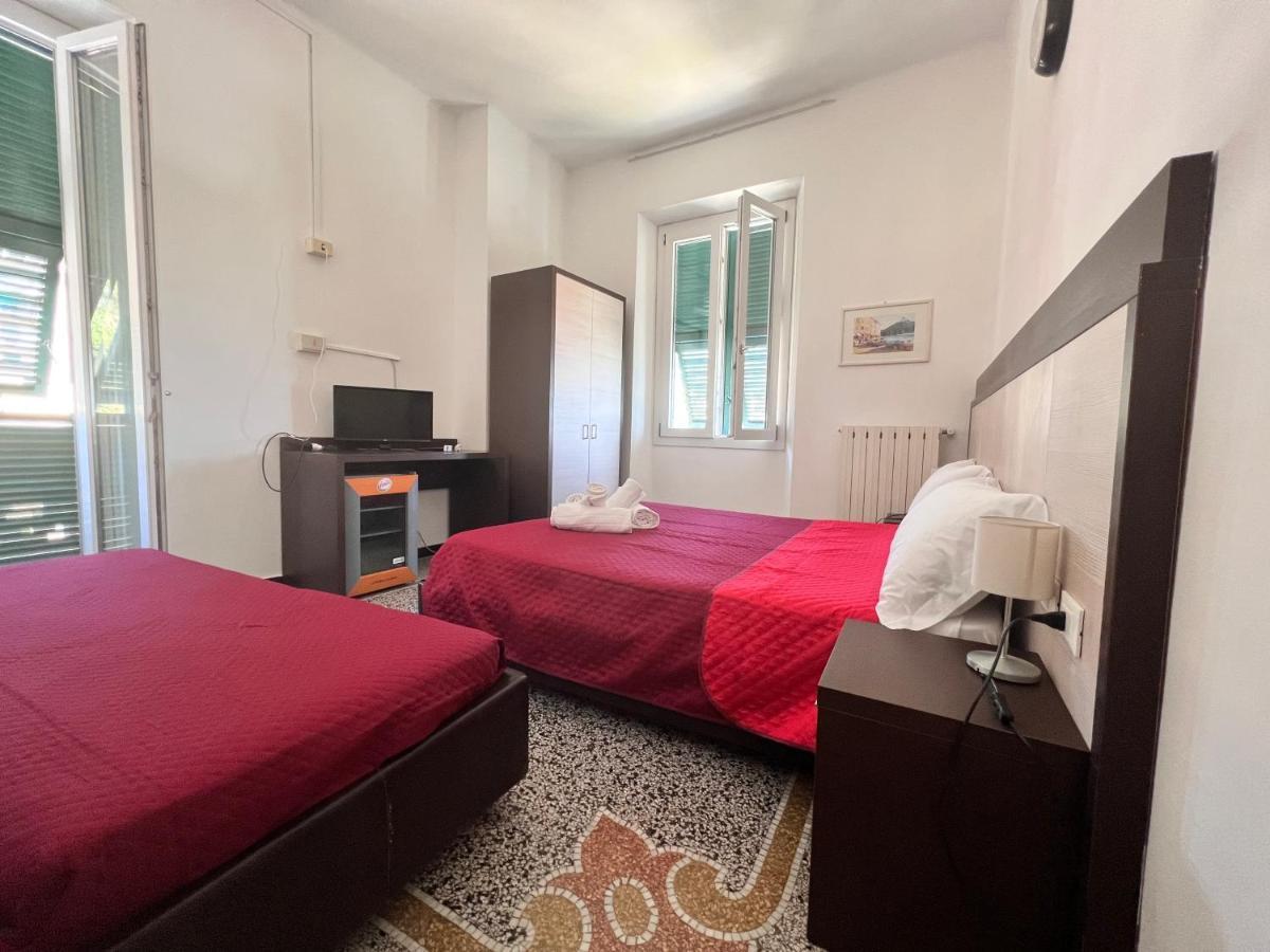 Hotel Monique Noli Buitenkant foto