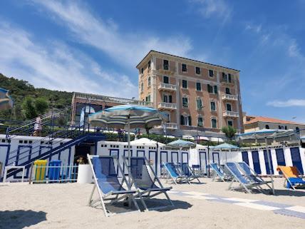 Hotel Monique Noli Buitenkant foto