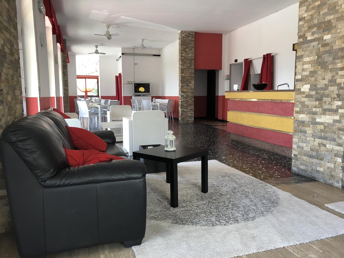Hotel Monique Noli Buitenkant foto