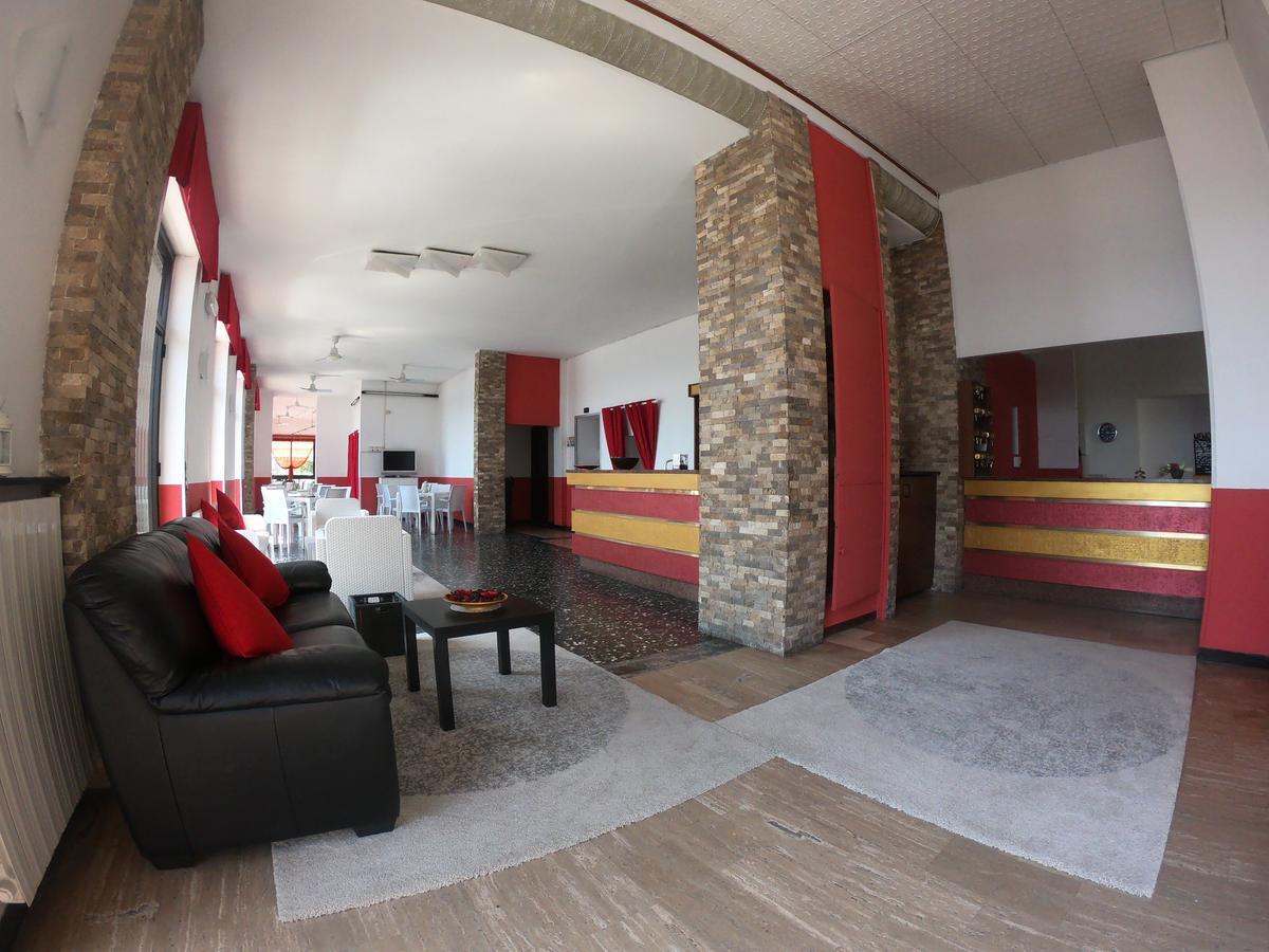 Hotel Monique Noli Buitenkant foto