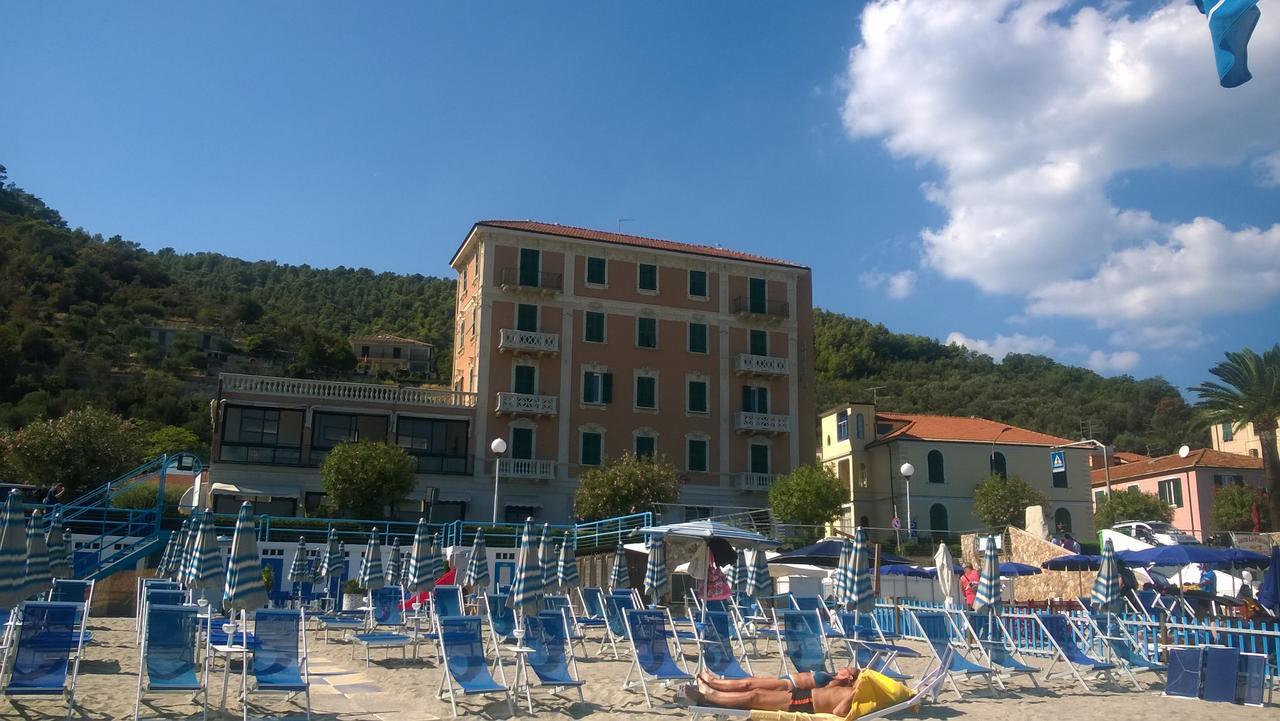 Hotel Monique Noli Buitenkant foto