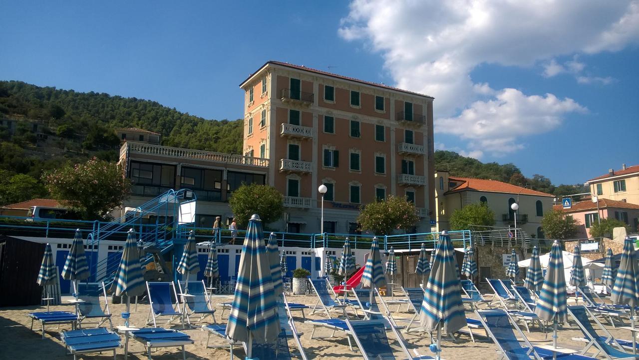 Hotel Monique Noli Buitenkant foto
