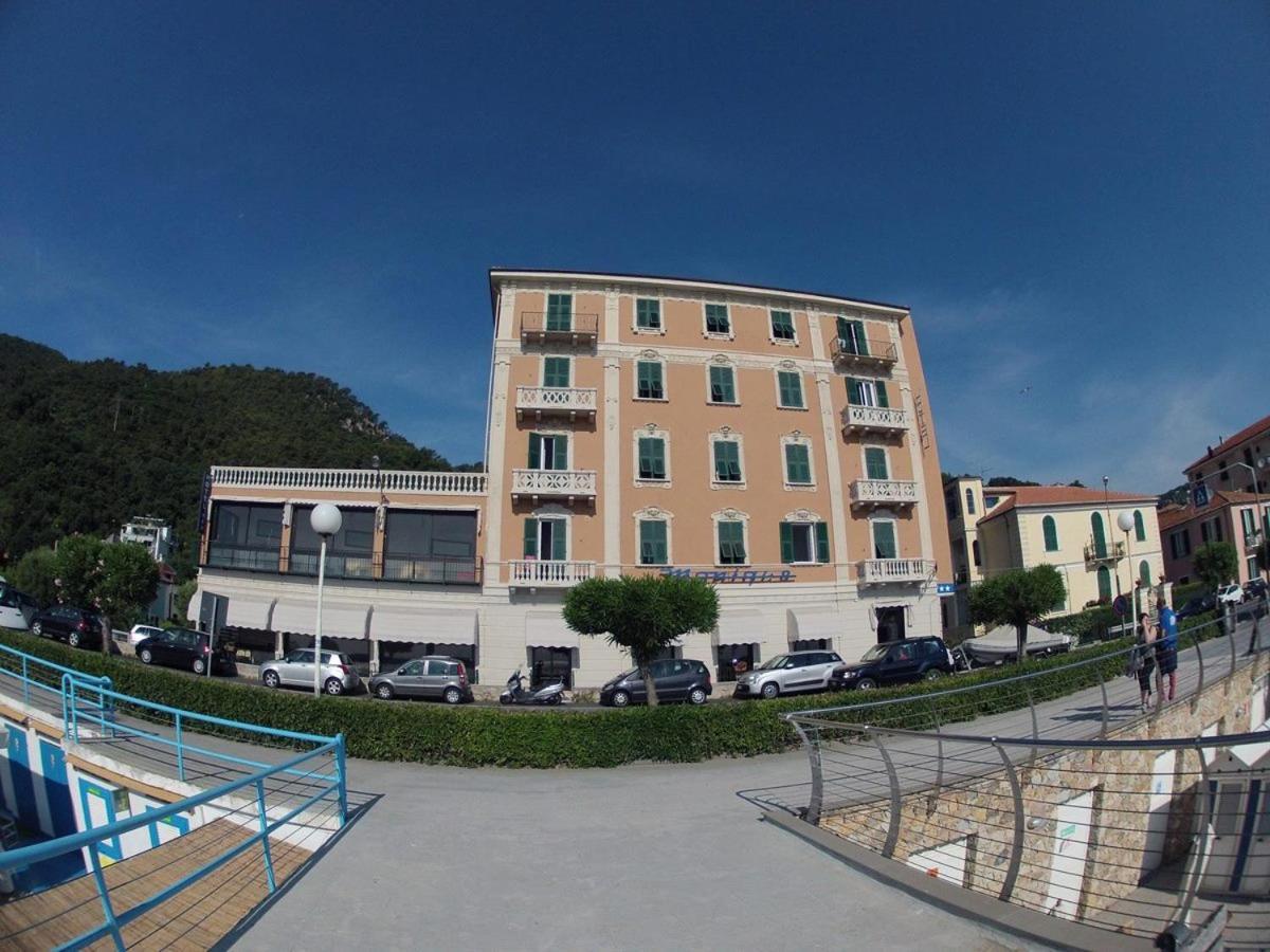 Hotel Monique Noli Buitenkant foto